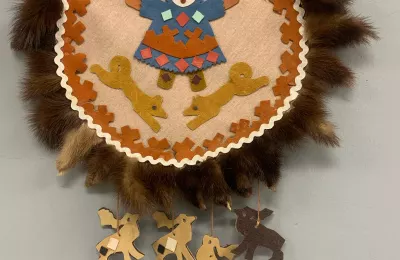 Декоративное панно с антропоморфной фигурой и животными