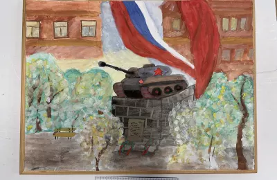 Памятник танку на фоне флага России