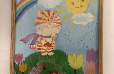 Детский рисунок «Кот под радугой»