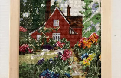 Вышивка с изображением красного дома и цветущего сада