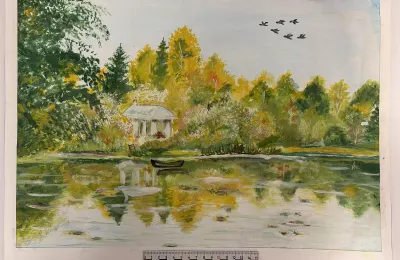 Осенний пейзаж с белым домом и лодкой на озере