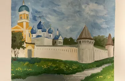 Монастырь с синими куполами и крепостной стеной