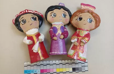 Три куклы в традиционных костюмах