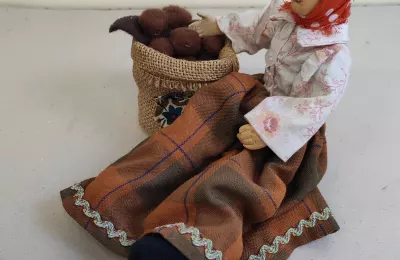 Кукла в народном костюме с мешком картофеля