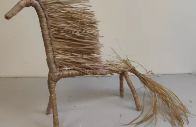 Фигурка коня из соломки