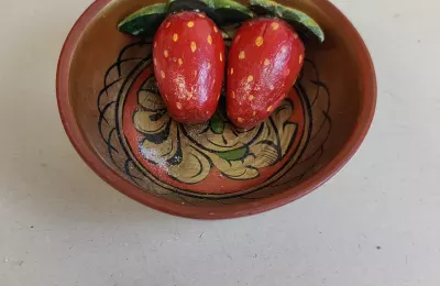 Декоративная чаша с клубникой