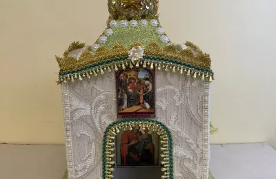 Декоративный макет храма с иконами