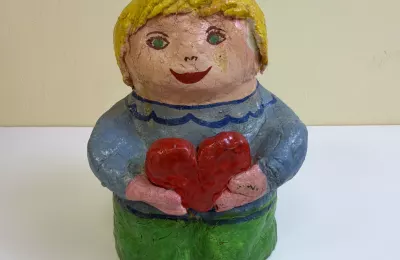 Фигурка мальчика с сердцем
