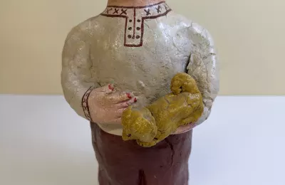 Фигурка человека с животным