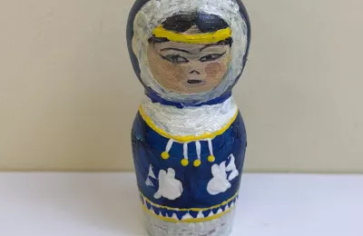 Деревянная фигурка в этническом стиле