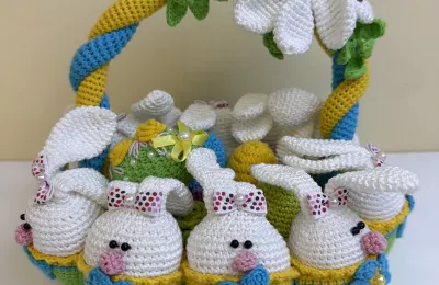 Вязаная пасхальная корзинка с зайчиками