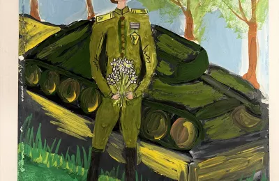 Солдат с цветами на фоне танка