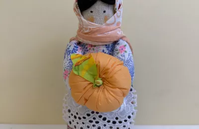 Текстильная кукла с тыквой