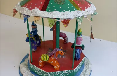 Макет карусели с фигурками