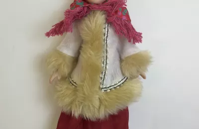 Кукла в традиционном зимнем костюме