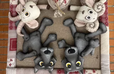 Декоративное панно с мягкими игрушками