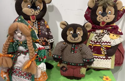 Композиция с антропоморфными фигурами медведей и девочки