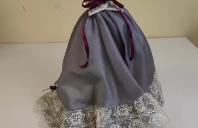 Миниатюрное платье на манекене