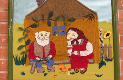 Дедушка и бабушка у дома